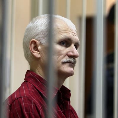 Ales Bialiatski oikeussalissa kalterien takana.