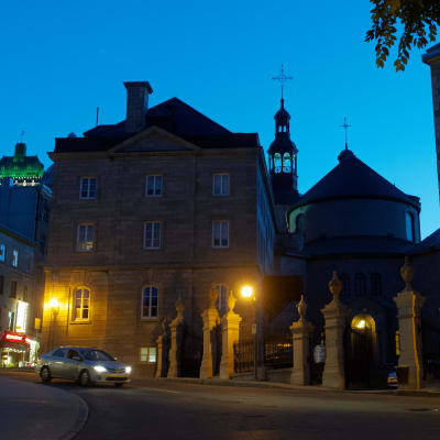 Upplysta stenbyggnader i Quebec.