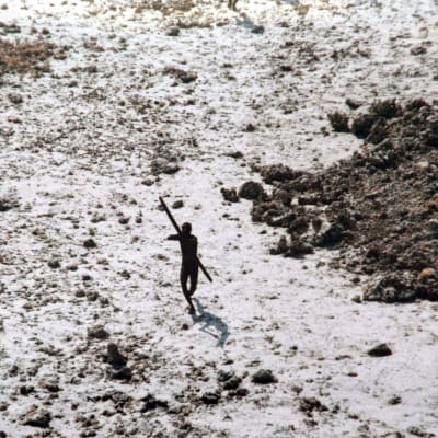 En man på Norra Sentinel höjer sin pil mot helikoptern. Foto taget av den indiska kustbevakningen 2004 efter tsunamin. 