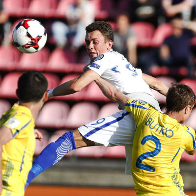 Thomas Lam nickar bollen.