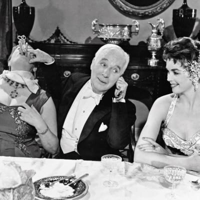 Charles Chaplin elokuvassa Kuningas New Yorkissa. Oikealla Dawn Addams