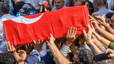 Kista med en nio månaders baby som dödades i en granatattack i den turkiska gränsstaden Akcakale 11.10.2019