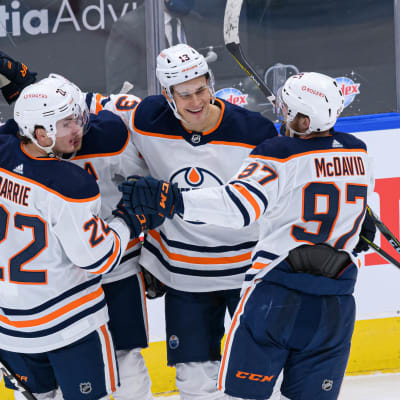 Årets första poäng i NHL för Jesse Puljujärvi.