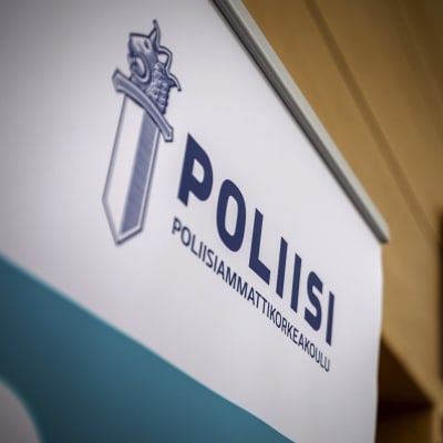 En skylt där det står Poliisi vid polisyrkeshögskolan
