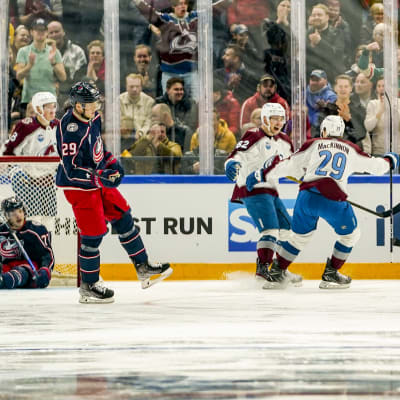 Artturi Lehkonen iski 1–0 Tampereella 5.11.2022. Mikko Rantanen ja Nathan MacKinnon iloitsevat, Patrik Laine ei.