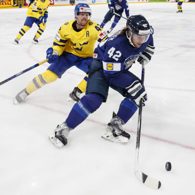 Sami Vatanen pitää kiekkoa ottelussa Ruotsia vastaan.