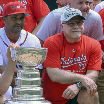 Barry Trotz (till höger) firar Stanley Cup med sitt lag.