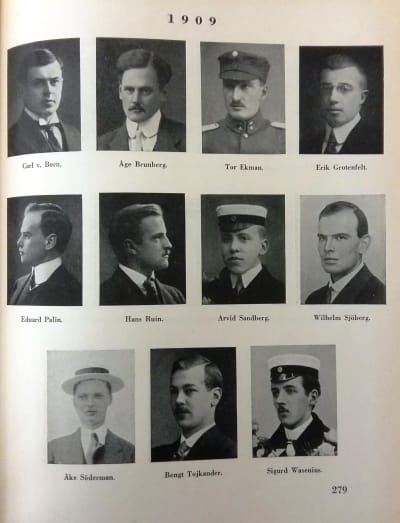 Sida ur "Nya svenska läroverket i Helsingfors 1882-1932" med bilder på studenterna år 1909.