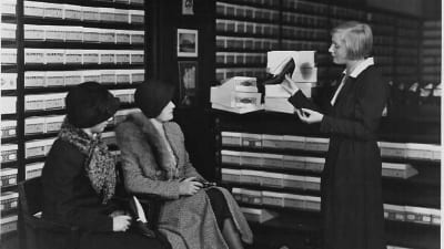 Stockmanns skoavdelning 1930-1935, 2 kvinnor köper skor, expedit