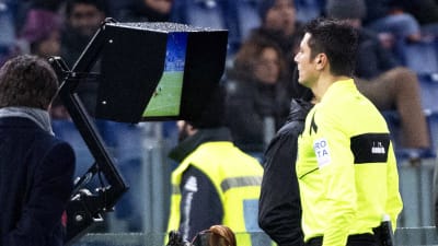 En domare tittar på en videoupptagning
