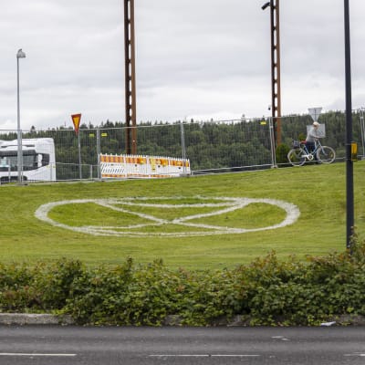Elokapinan logo maalattuna nurmikkoon Jyväskylän Lutakossa. 