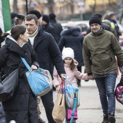 Människor flyr från Ukraina till Polen.