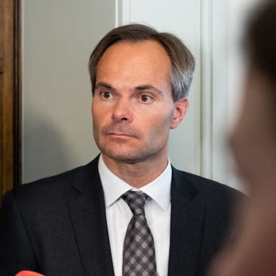 Kokoomuksen Kai Mykkänen kertomassa medialle Wille Rydmanin erottamisesta Kokoomuksen ryhmähuoneen edustalla.