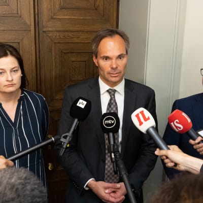 Kai Mykkänen kommentoi medialle eduskuntaryhmänsä päätöstä erottaa Wille Rydman. Eduskunta 21.6.2022.