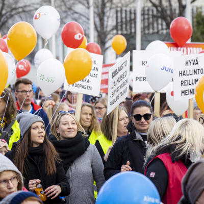 Lakkoilijoita Jyväskylän paraatiaukiolla.