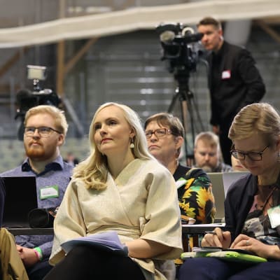 Iiris Suomela, Maria Ohisalo ja Krista Mikkonen Vihreiden puoluekokouksessa Joensuussa.