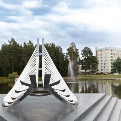 Matti Nykäsen muistomerkki "höyhen" julkistettiin Jyväskylässä 7.9. Kuvassa näkyy teräksestä valmistettu muistomerkki.