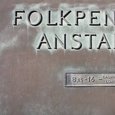 Skylt vid huvudingång till FPA:s huvudkontor