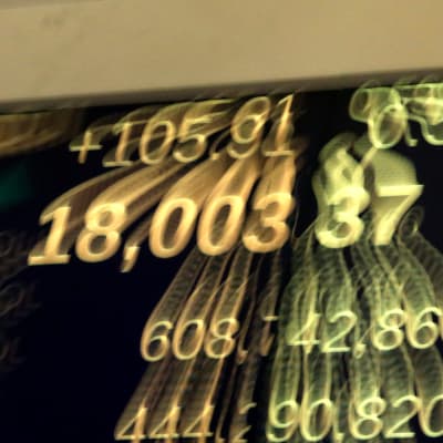 Dow Jones över 18 000 för första gången sedan sommaren 2015.