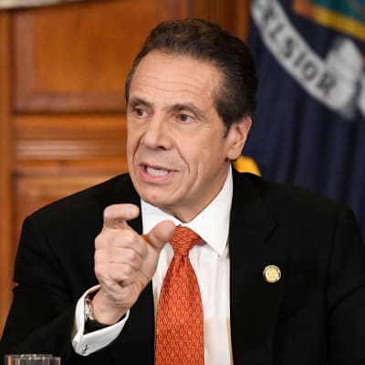 Delstaten New Yorks guvernör Andrew Cuomo medger för första gången att han har betett sig på ett opassande sätt mot kvinnliga medarbetare.