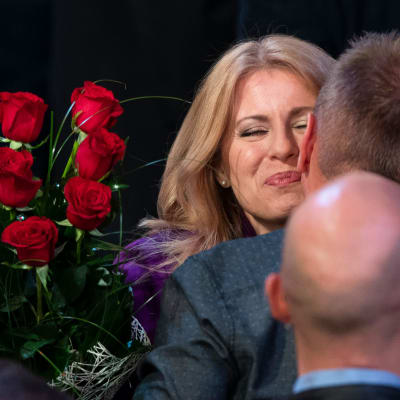Zuzana Čaputová tar emot gratulationer efter vinsten i presidentvalet.