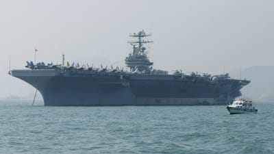 En arkivbild på USS Abraham Lincoln från Hongkong i december 2004. Just nu finns fartyget i Medelhavet. 