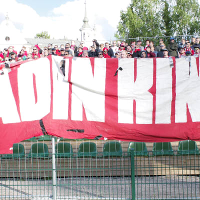 HIFK supportrar Stadin Kingit på match i Lahtis