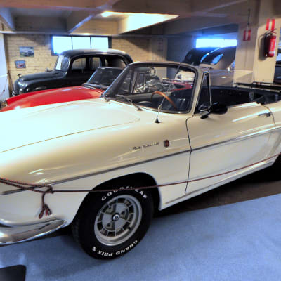 En Renault cabriolet.