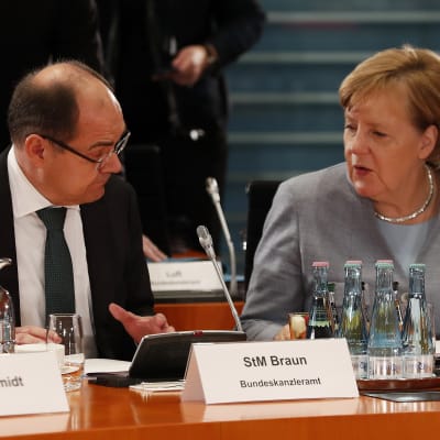 Jordbruksminister Martin Schmidt och förbundskansler Angela Merkel i Berlin 28.11.2017