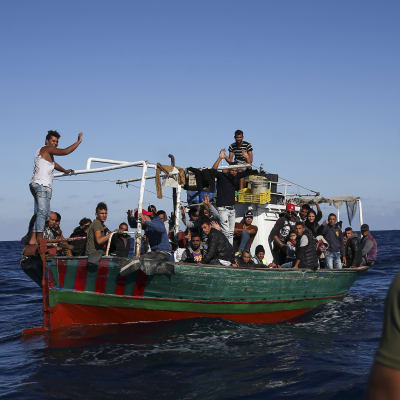 Arkivbild. De här flyktingarna hade turen att bli räddade av den portugisiska kustbevakningen nära Sicilien i oktober 2017. 