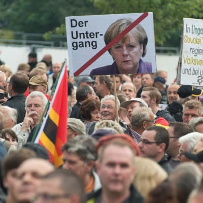 Islaminvastaisen Pegida-liikkeen mielenosoitus Dresdenissä 12. syyskuuta.