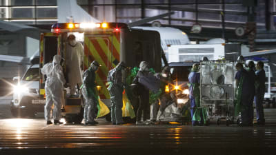 Ebolapatienten flyttas från Glasgow till en specialenhet i London.