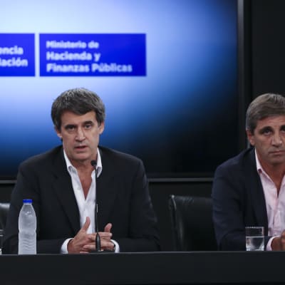 Argentinas finansminister Alfonso Prat-Gay (t.v.) redogör för överenskommelsen  med amerikanska långivare.