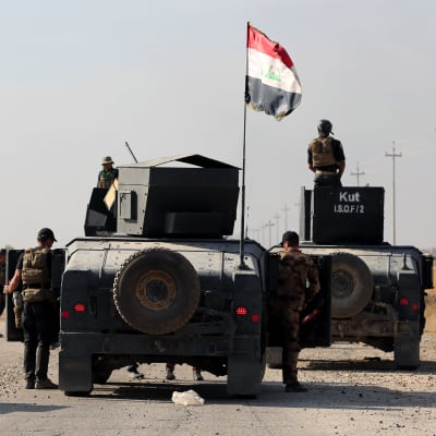 Irakiska styrkor på en väg, utanför staden Bartella i närheten av Mosul.