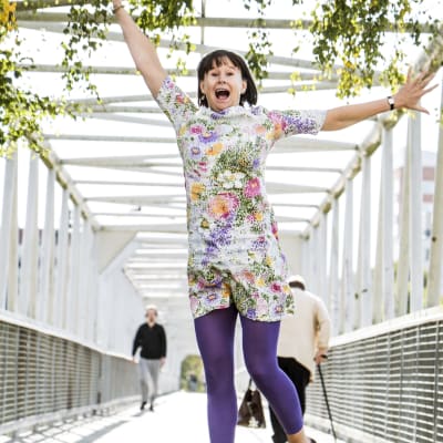 Nilla Hansson hoppar högt på gångbron över järnvägen vid Logomo