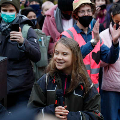 Ruotsalainen ilmastoaktivisti Greta Thunberg pitää mikrofonia kädessään mielenosoituksessa.