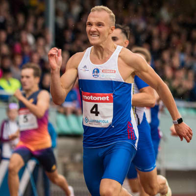 Viljami Kaasalainen och Samuel Purola springer.
