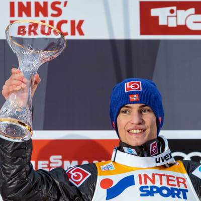 Daniel André Tande firar sin seger efter tävlingen i Innsbruck.