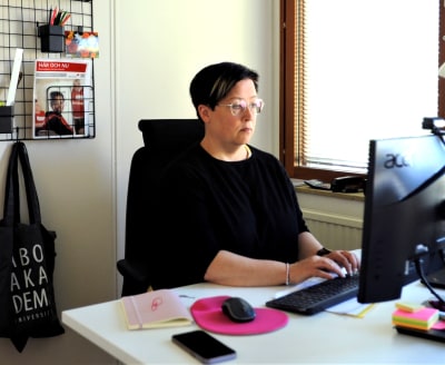 Kvinna jobbar vid en dator.