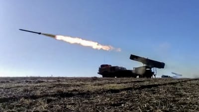 Ett ryskt raketbatteri avfyrar en raket under en krigsövning 