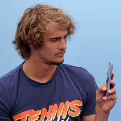 Alexander Zverev filmar Novak Djokovic som talar med mikrofon.