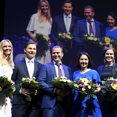 Aura Salla, Antti Häkkänen, Petteri Orpo, Sanni Grahn-Laasonen och Mari-Leena Talvitie står med blommor på scen på Samlingspartiets partikongress.