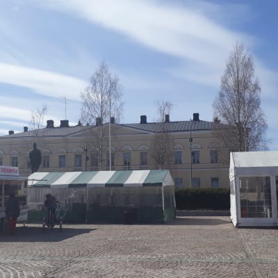 Kaksi Mikkelin torikahvilaa aurinkoisena huhtikuisena päivänä.