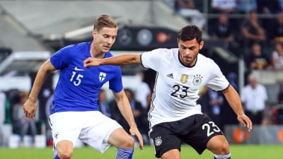 Markus Halsti skuggar Kevin Volland i landskamp mot Tyskland.