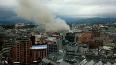 Rök stiger upp från centrum av Oslo