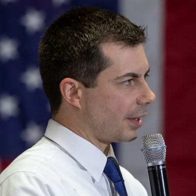 Pete Buttigieg håller tal framför en amerikansk flagga