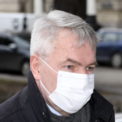 Pekka Haavisto med vitt munskydd.