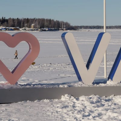 Vasa stads logo ute i vintrigt landskap vid Inre hamnen.