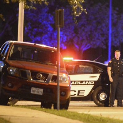 Polis vaktar de misstänktas bil efter en skottlossning vid en Muhammed-utställning i Garland i Texas.