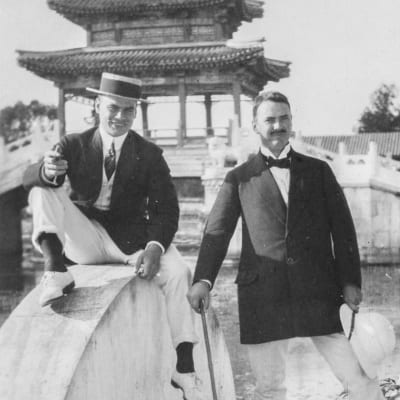 Harald Gallén och en oidentifierad man i den kejserliga parken Sommarpalatset i Peking. 1914.